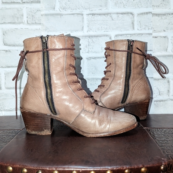 Frye Courtney Tan Brown Antique Style Lace Up Boots size 7 - Picture 4 of 14